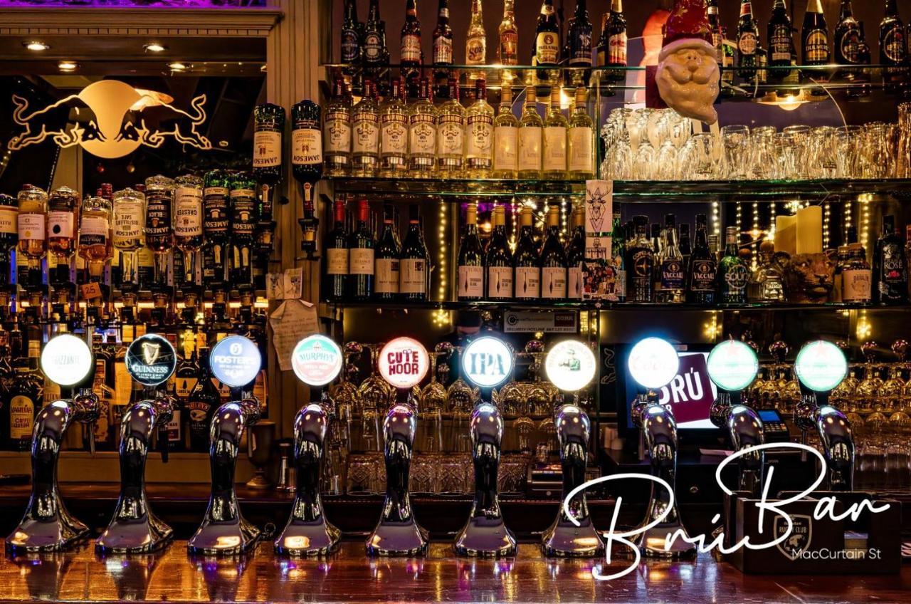 Bru Bar & Hostel Корк Екстериор снимка